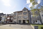 Individuele, afgesloten garagebox met kantelpoort, in een garagecomplex, gelegen op 5 min. wandelafstand van het centrum.
Breedte 2,92m, diepte 5,25m. De garagebox is gelegen achter de res. Steenhove, te zien op de foto. (24/014)